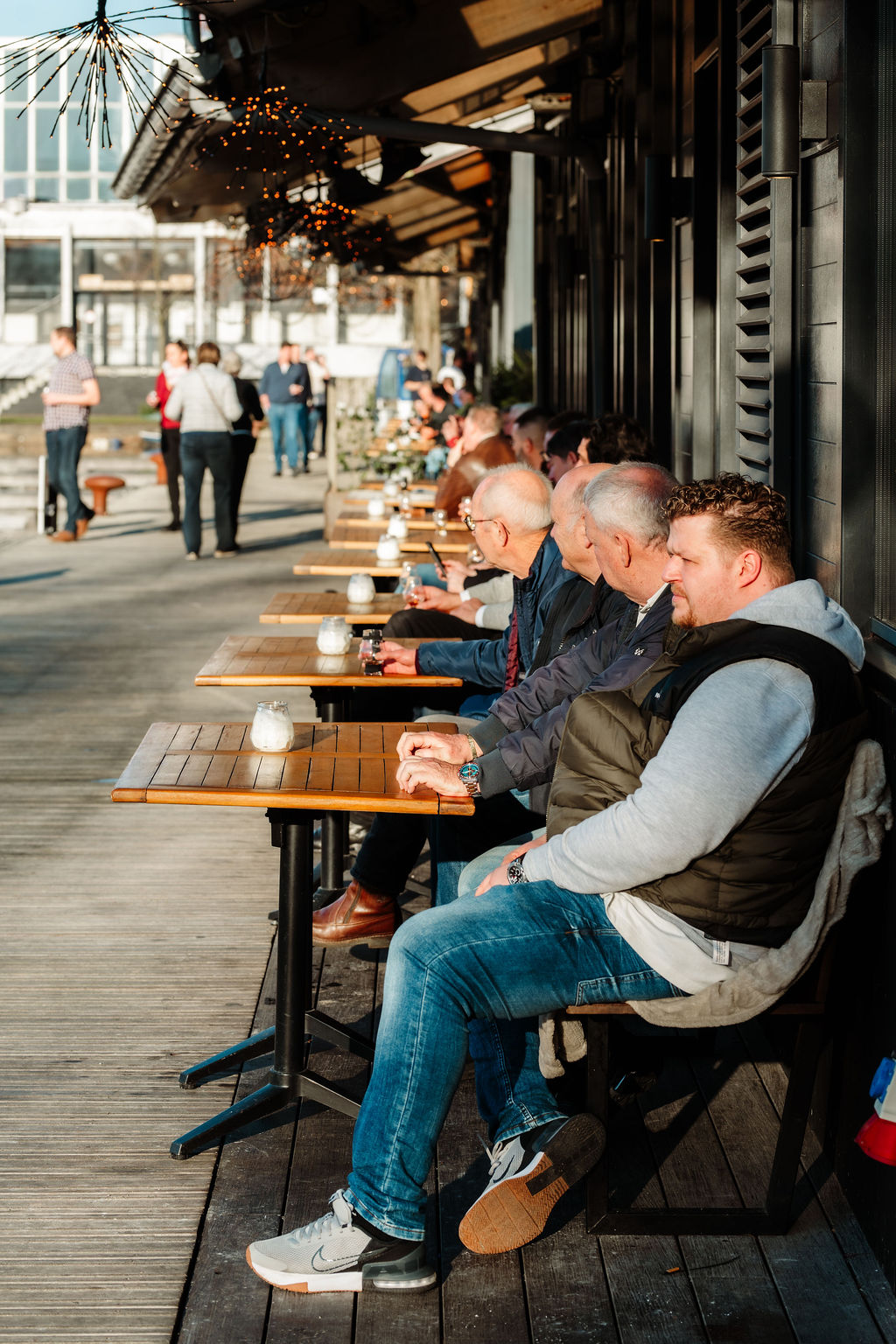 Terras aan het Water bij De Hallen